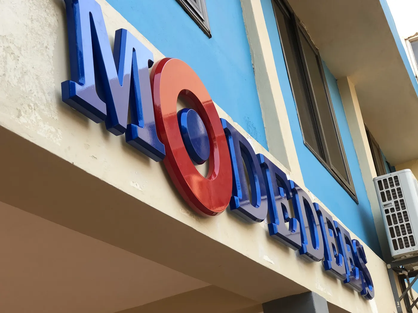 MODEDEAS 3D channel letters on building facade