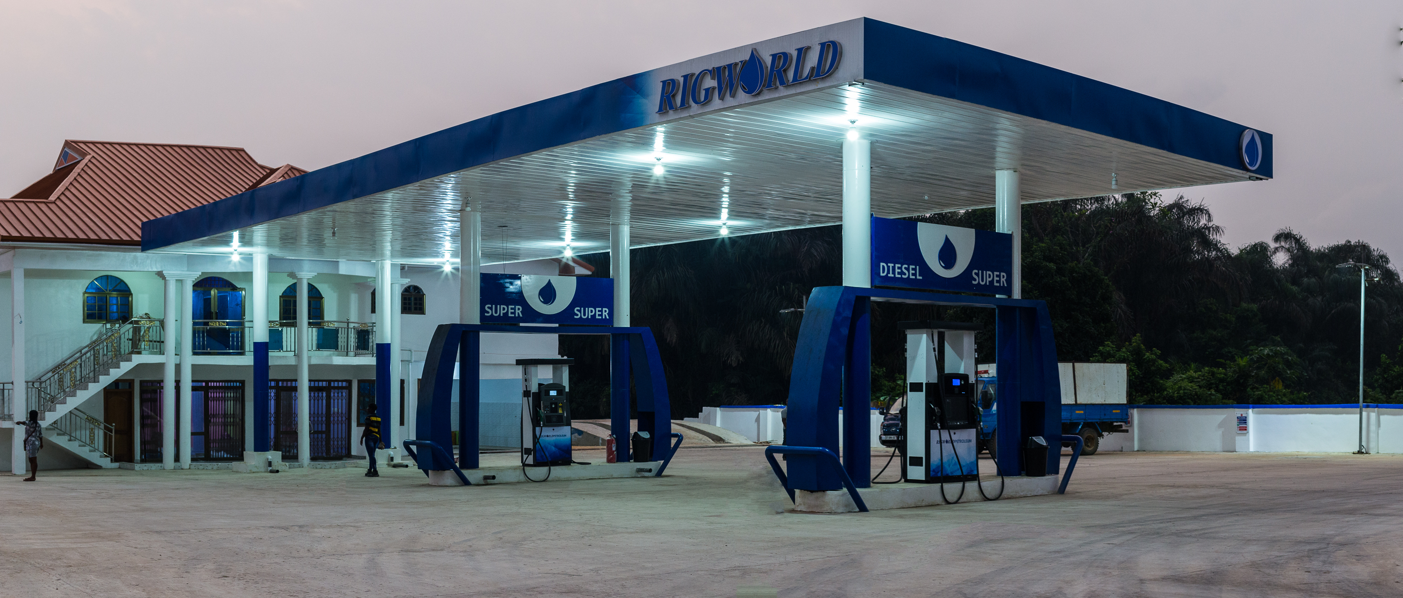 Rig World Oil & Gas: Full Filling Station Branding for Rig World Oil & Gas: outdoor project by White Beam Concepts, Ghana — Filling Station, Forecourt Branding